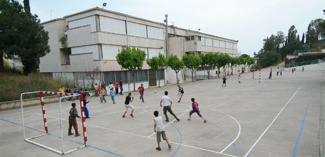 Los jóvenes que se reúnen en el patio abierto del CEIP Rocafonda