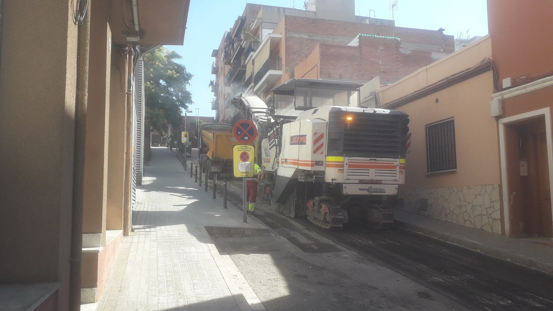 Obres d'asfaltat al carrer Tres Roques de Mataró. Foto: Ajuntament