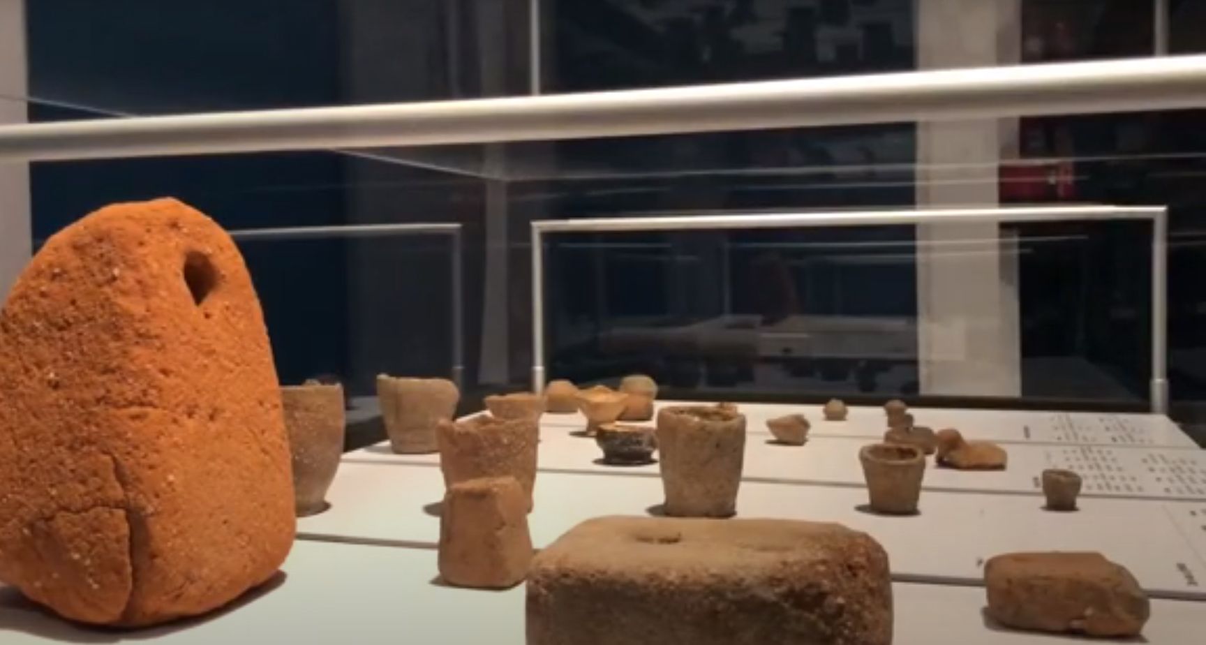 Peces de l'exposició 'Caput aut navis' que es pot visitar al Museu de Mataró