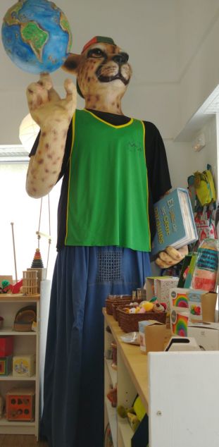Un dels gegants de la Mostra, dins d'Artijoc Un dels gegants de la Mostra, dins d'Artijoc