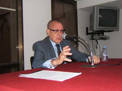 Ainaud durant la conferència a la seu social d'Òmnium Cultural a Mataró.