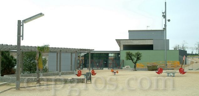L'edifici que acull els dos CEIP L'edifici que acull els dos CEIP