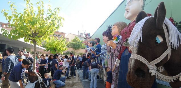 Gigantes en el patio de la escuela Gigantes en el patio de la escuela