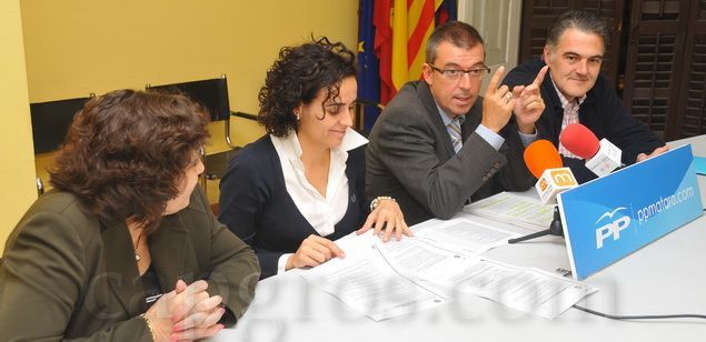 Montserrat y Mojedano, en el centro, con los regidores Corominas y López Montserrat y Mojedano, en el centro, con los regidores Corominas y López