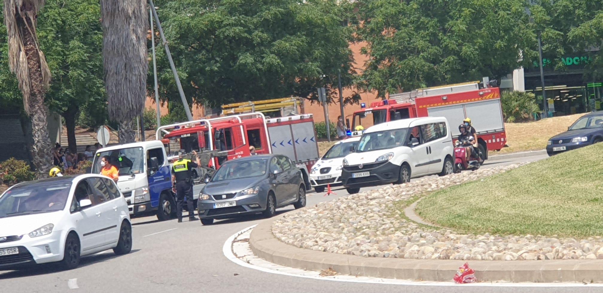 Bombers i policia a la plaça Itàlia després de l'accident. Foto: Raúl Yeste