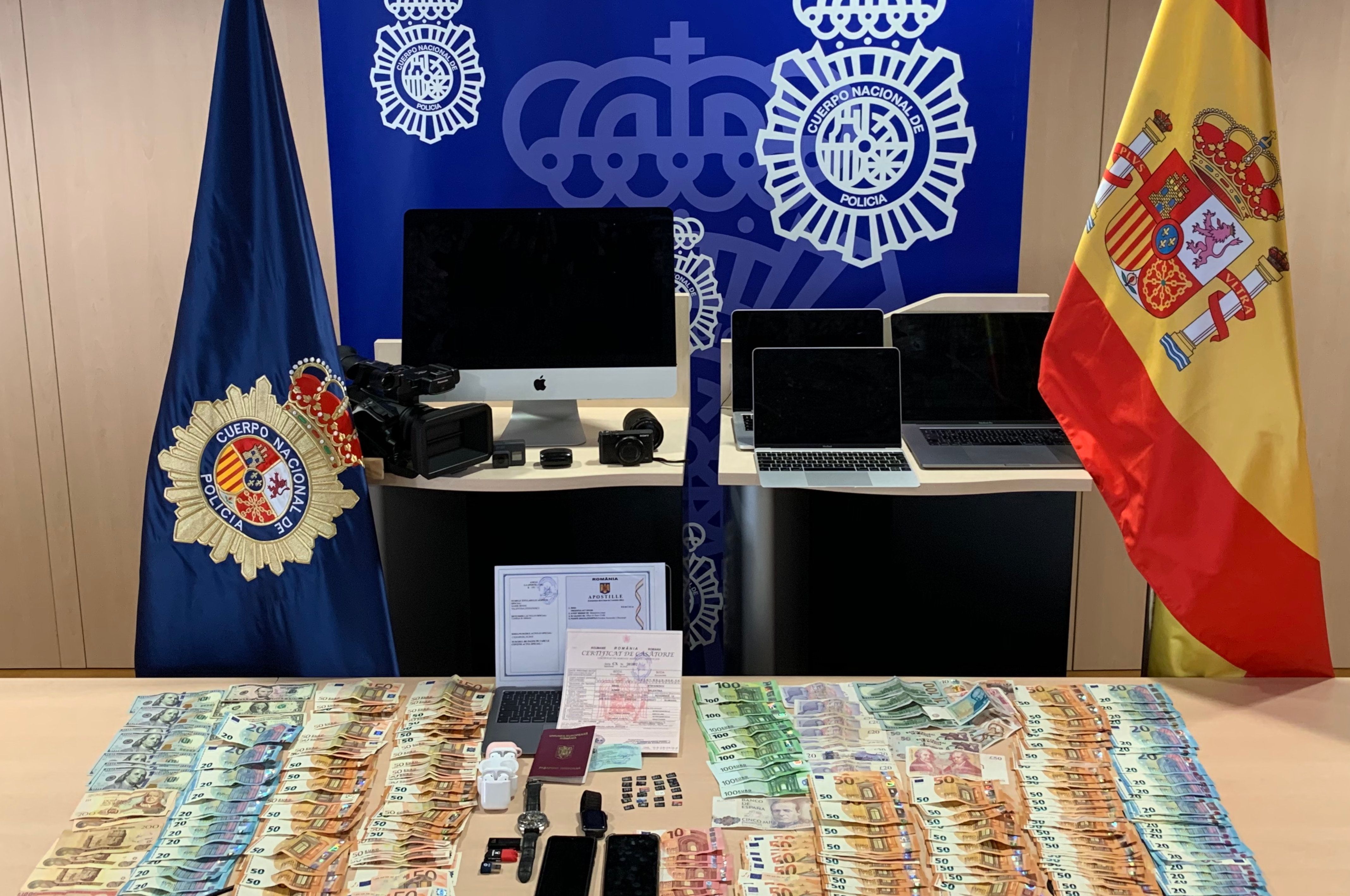 Material intervingut per la Policia Nacional en la desarticulació de la xarxa. Foto: Miquel Codolar
