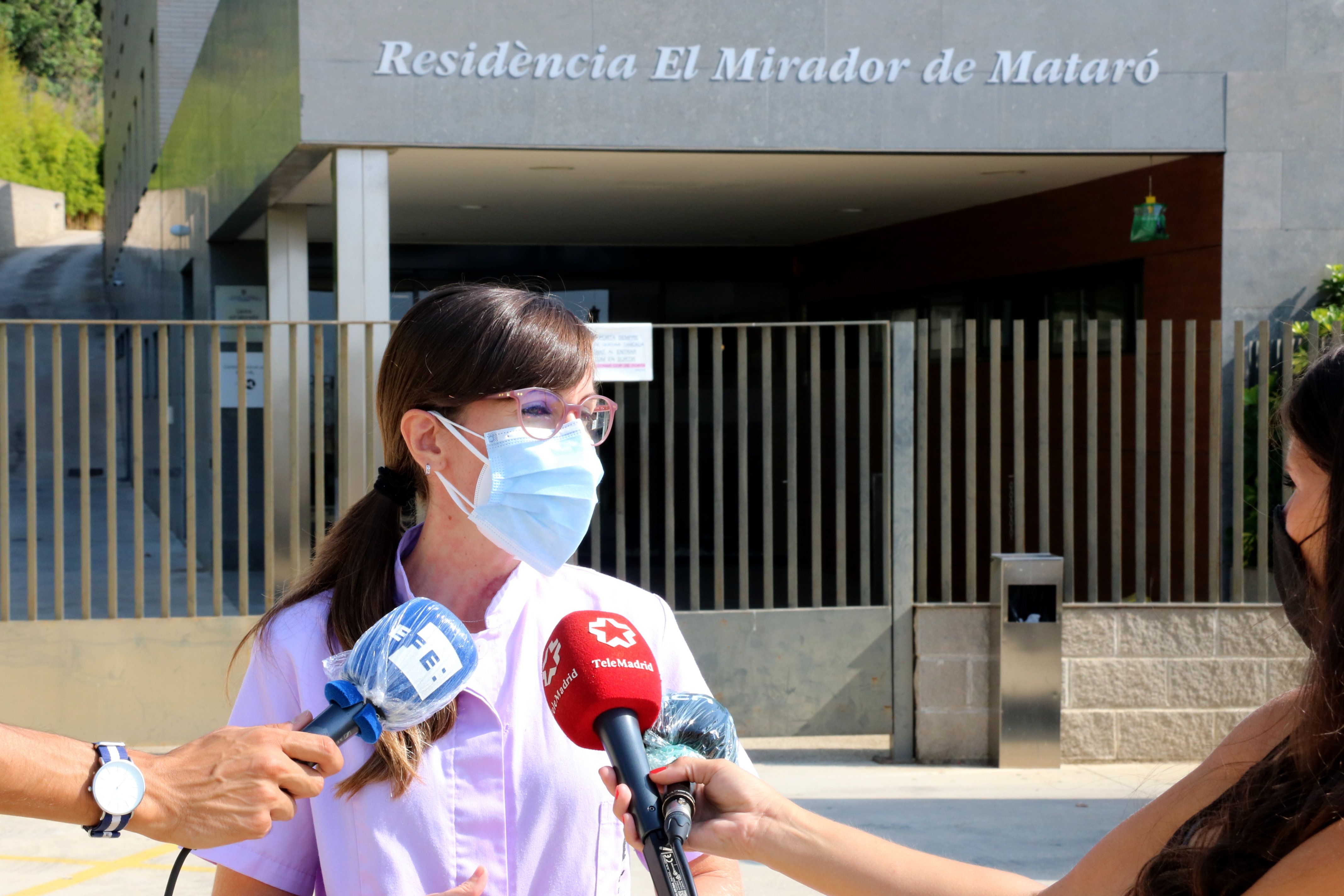 La directora del Mirador, Meritxell Aguirre, durant l'atenció als mitjans. Foto: ACN