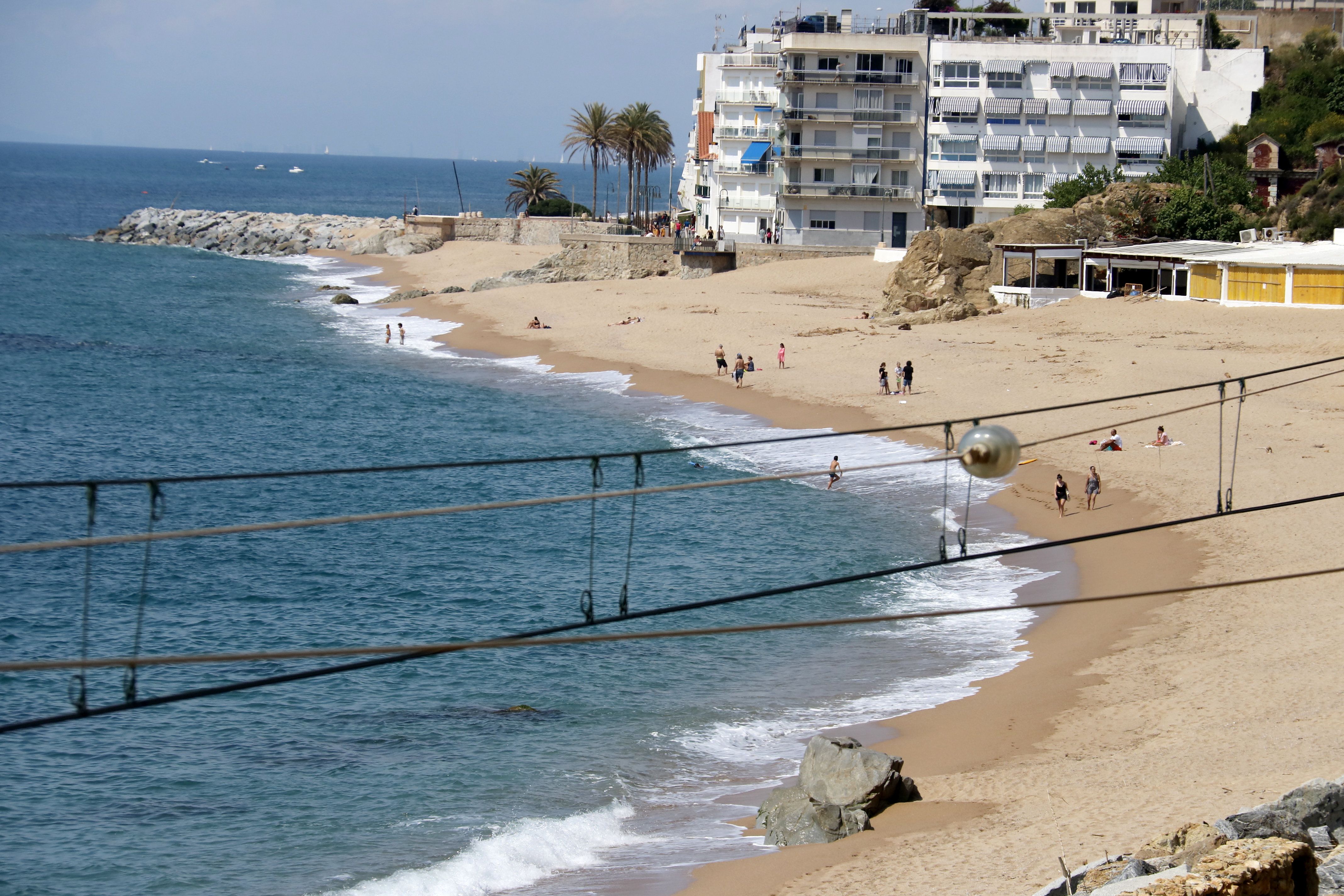 Una de les platges de Sant Pol de Mar, el mes de maig passat. Foto: ACN