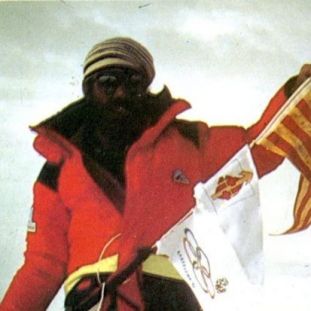 La icònica imatge de Toni Sors al cim de l'Everest, fa 35 anys