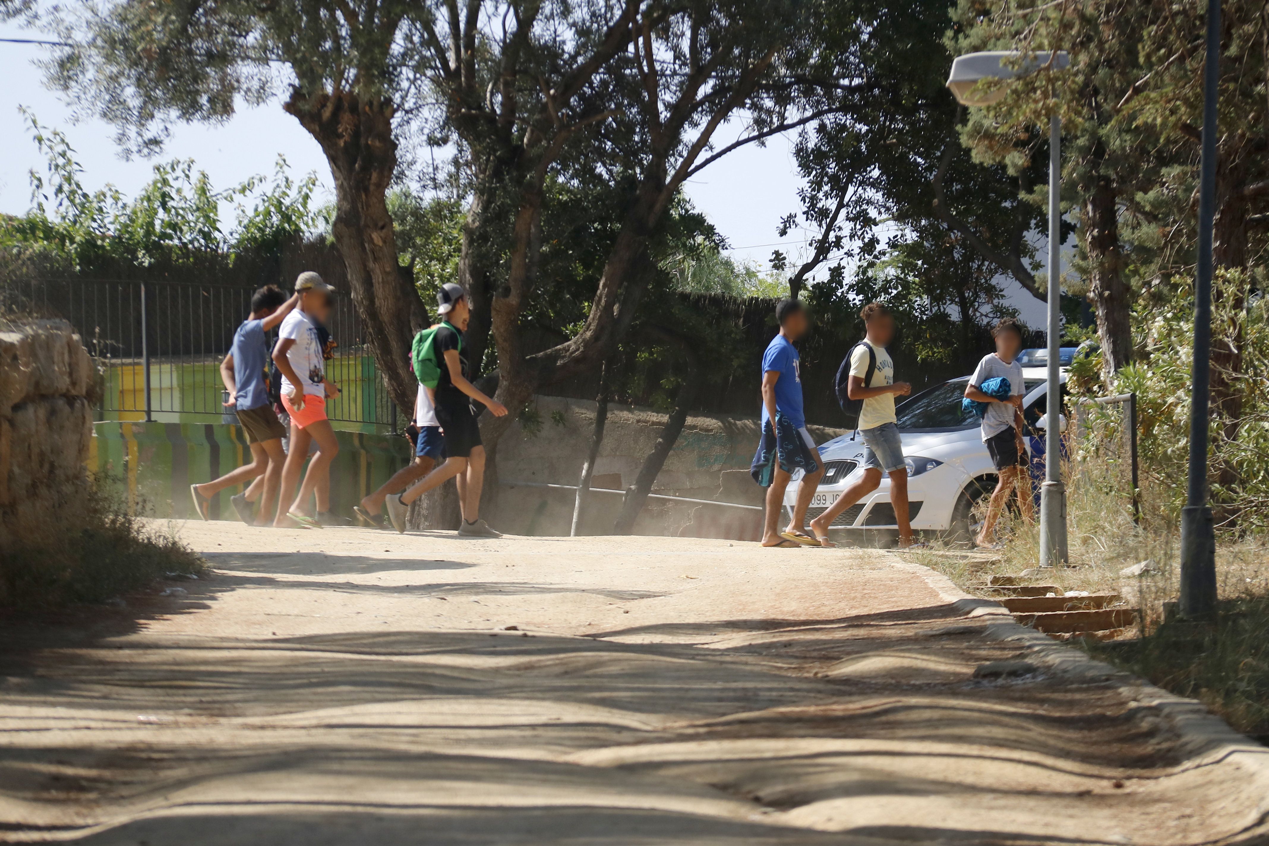 Un grupo de menores tutelados sale del albergue en el Masnou, el 5 de julio de 2019. Foto: ACN