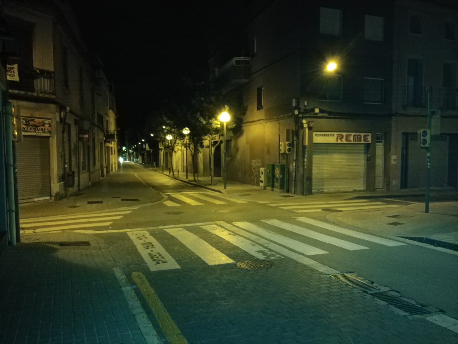La cruïlla del Camí Ral amb Carrer de Sant Pere, amb el semàfor espatllat, on hi va haver un accident de trànsit. 