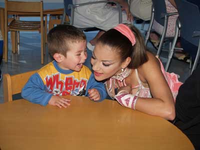Una de las integrantes del circo espera un beso de un niño de la unidad de pediatría. Una de las integrantes del circo espera un beso de un niño de la unidad de pediatría.