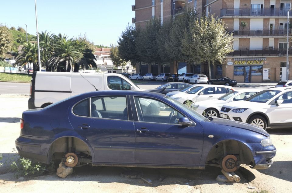 Los vecinos se quejan de la presencia de coches abandonados Los vecinos se quejan de la presencia de coches abandonados