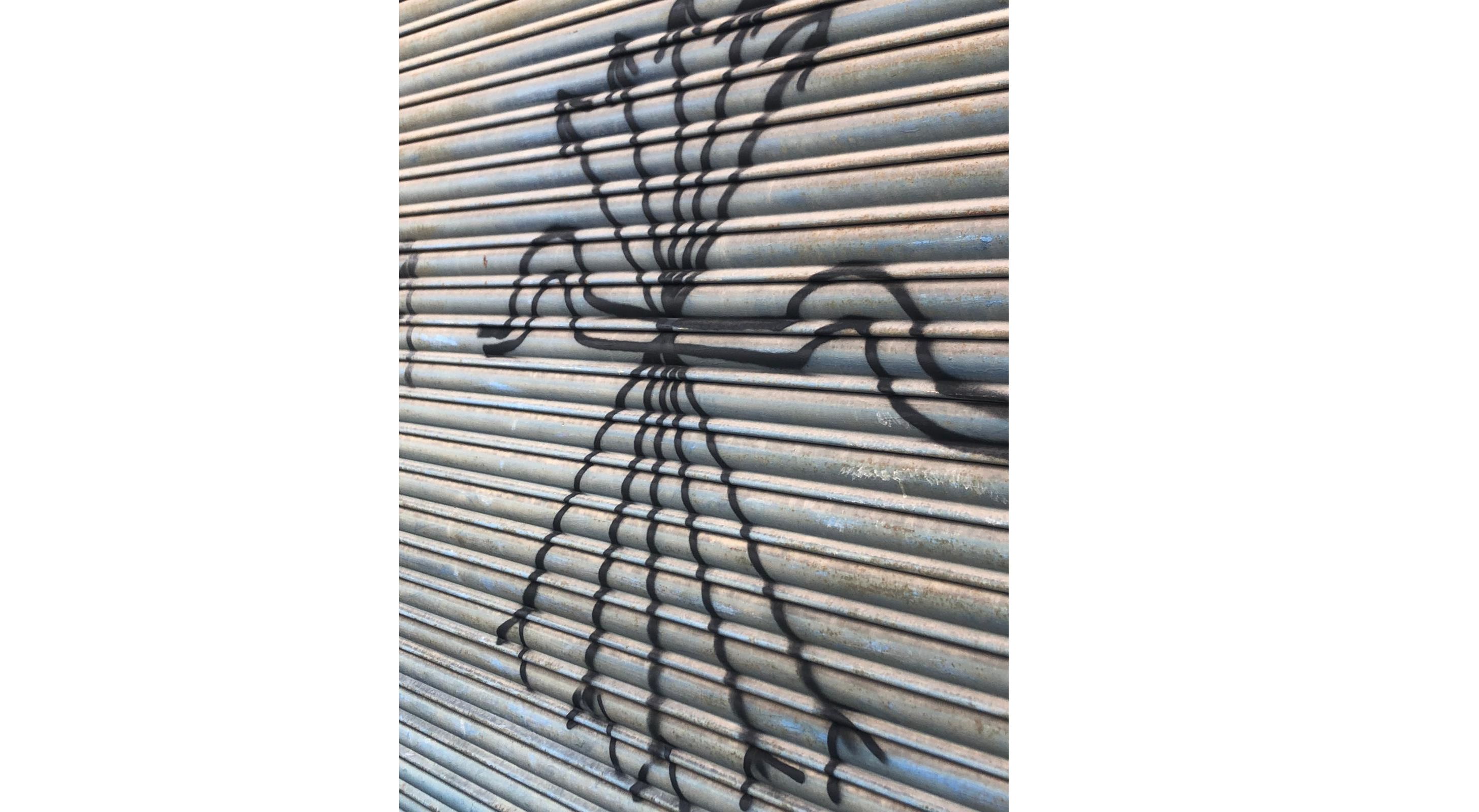 Pintada amb el jou i les fletxes a l'Ateneu Popular Pep Sivilla Pintada amb el jou i les fletxes a l'Ateneu Popular Pep Sivilla