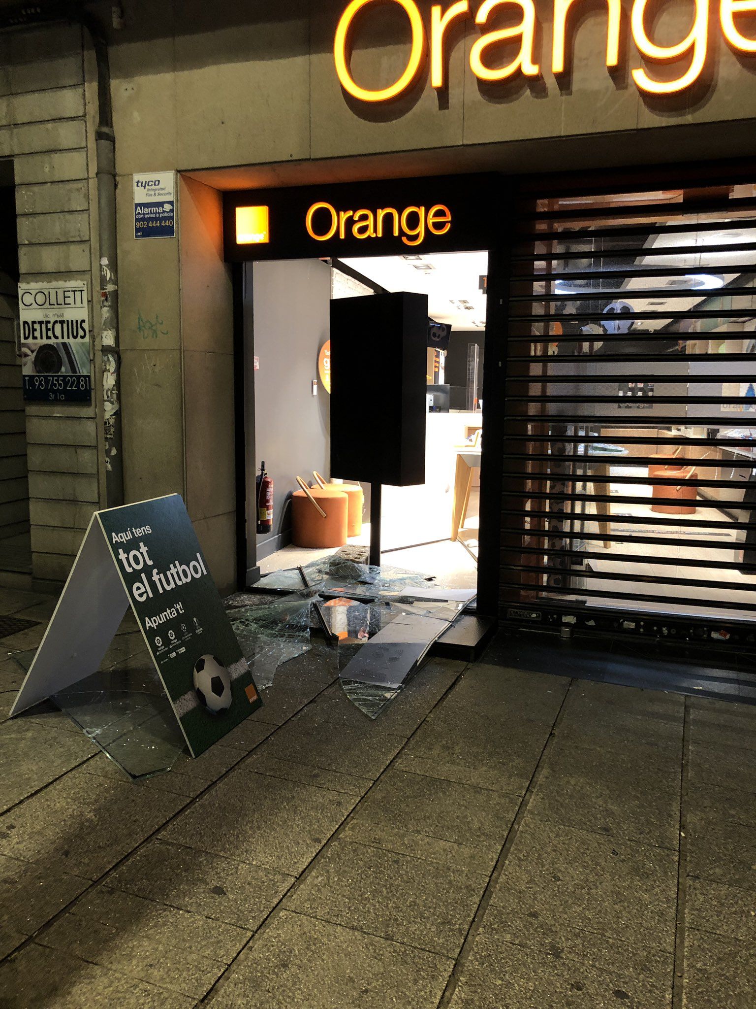 Roban de madrugada a una tienda de telefonía de la Riera