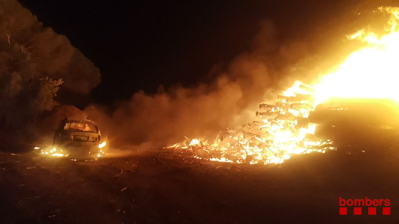 Imatge d'arxiu d'un incendi a Can Bruguera, al Maresme. Foto: Bombers