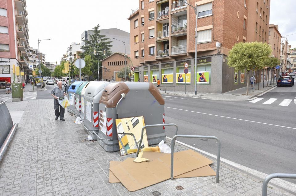 El servicio de limpieza recoge trastos viejos en Mataró. Foto: R.Gallofré