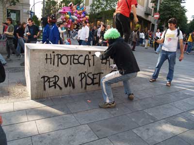 Uno de los manifestantes haciendo una pintada a la plaza Santa Anna. Uno de los manifestantes haciendo una pintada a la plaza Santa Anna.