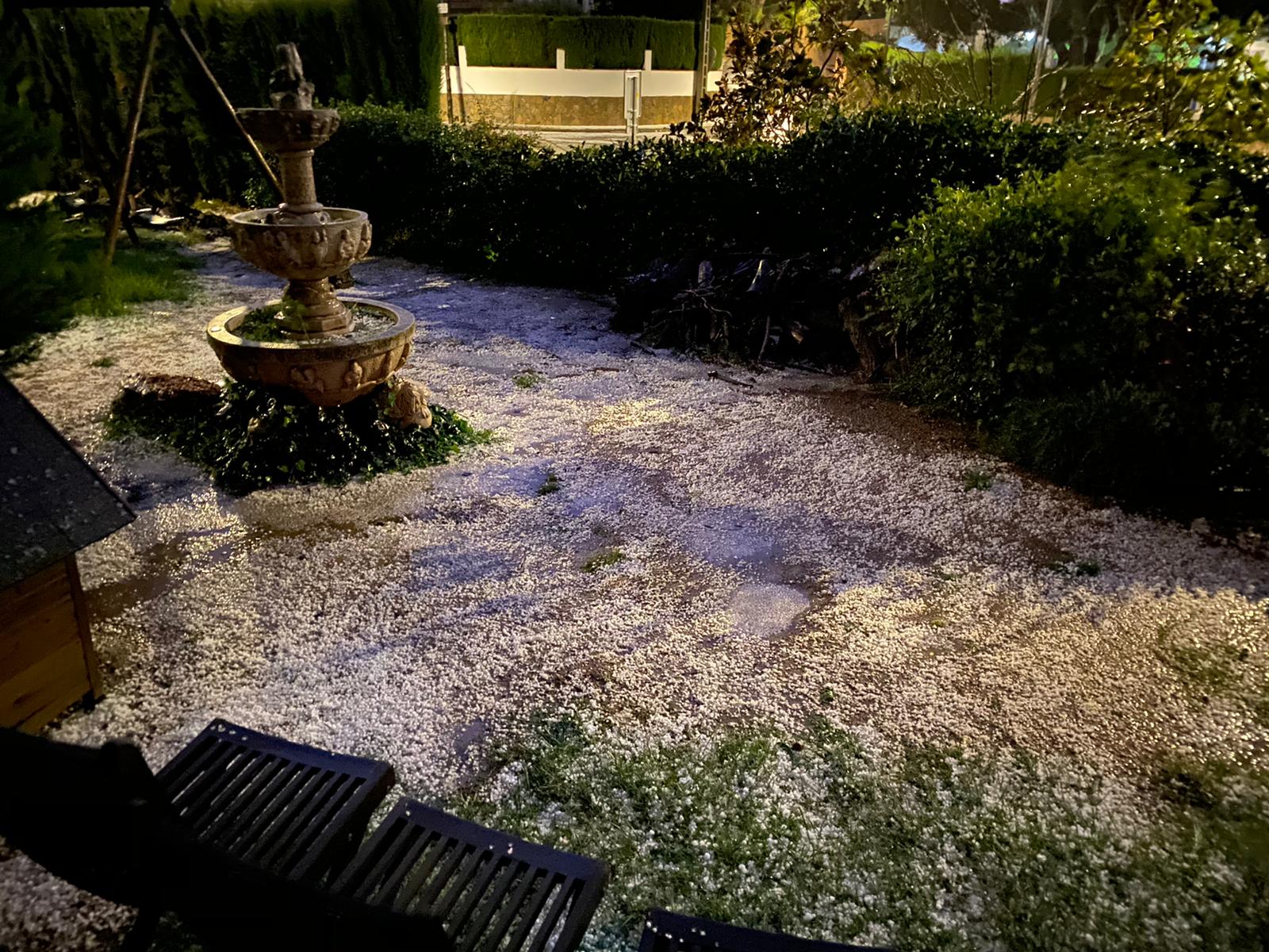 Així ha quedat un jardí mataroní després de la calamarsada