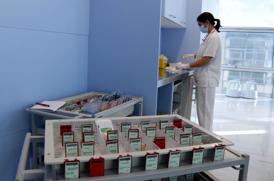 Detall d'una infermera de l'Hospital, preparant medicaments. Foto: Jordi Pujolar Detall d'una infermera de l'Hospital, preparant medicaments. Foto: Jordi Pujolar