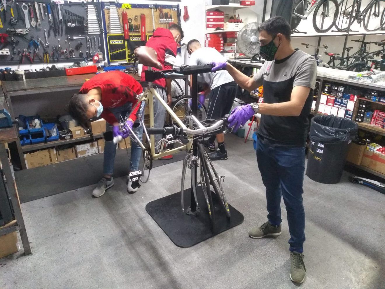 Taller de mecànica de bicicleta dins el programa 'Pedalem'