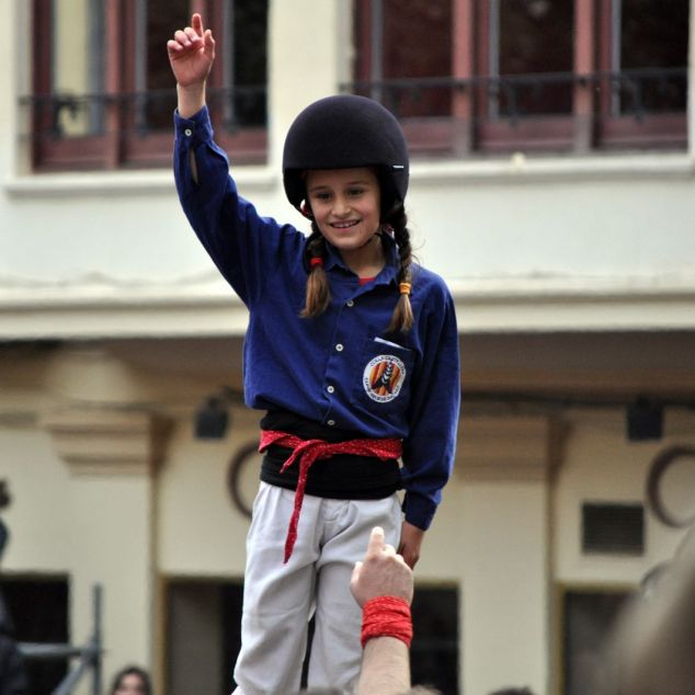 Elena Serrano, anxaneta de la torre, celebrant-la a plaça Elena Serrano, anxaneta de la torre, celebrant-la a plaça