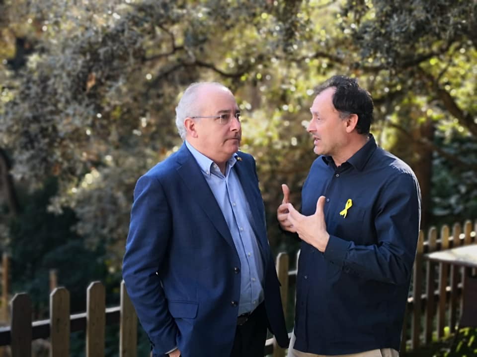 Dimiteix el regidor d'urbanisme Enric Mir, a la imatge a la dreta amb Josep Bargalló. Foto: ERC Cabrera