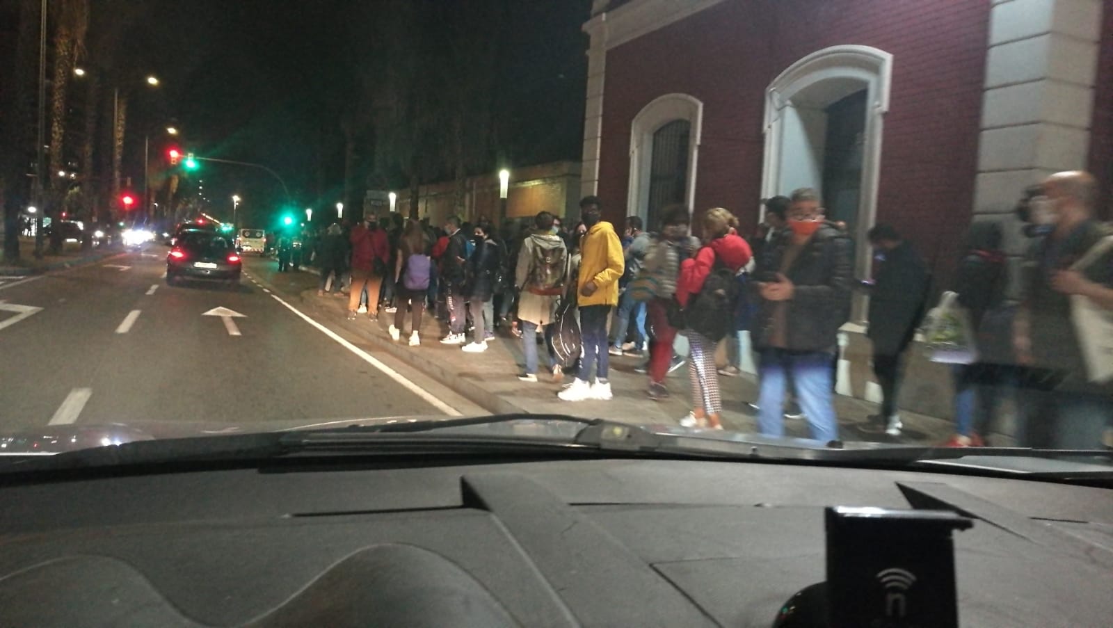 Molta gent a l'Estació de Mataró després de l'atropellament