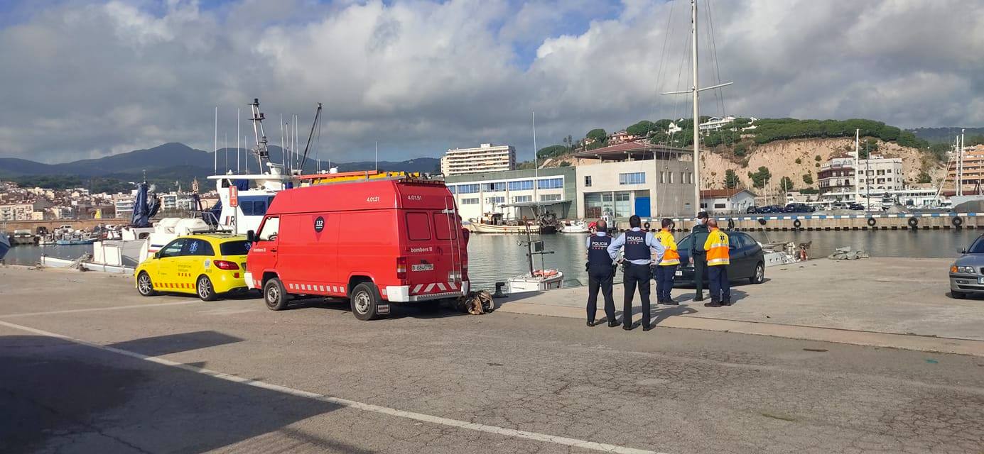 Efectius policials i sanitaris després de trobar el cos de l'home flotant al Port d'Arenys. Foto: Radio Arenys