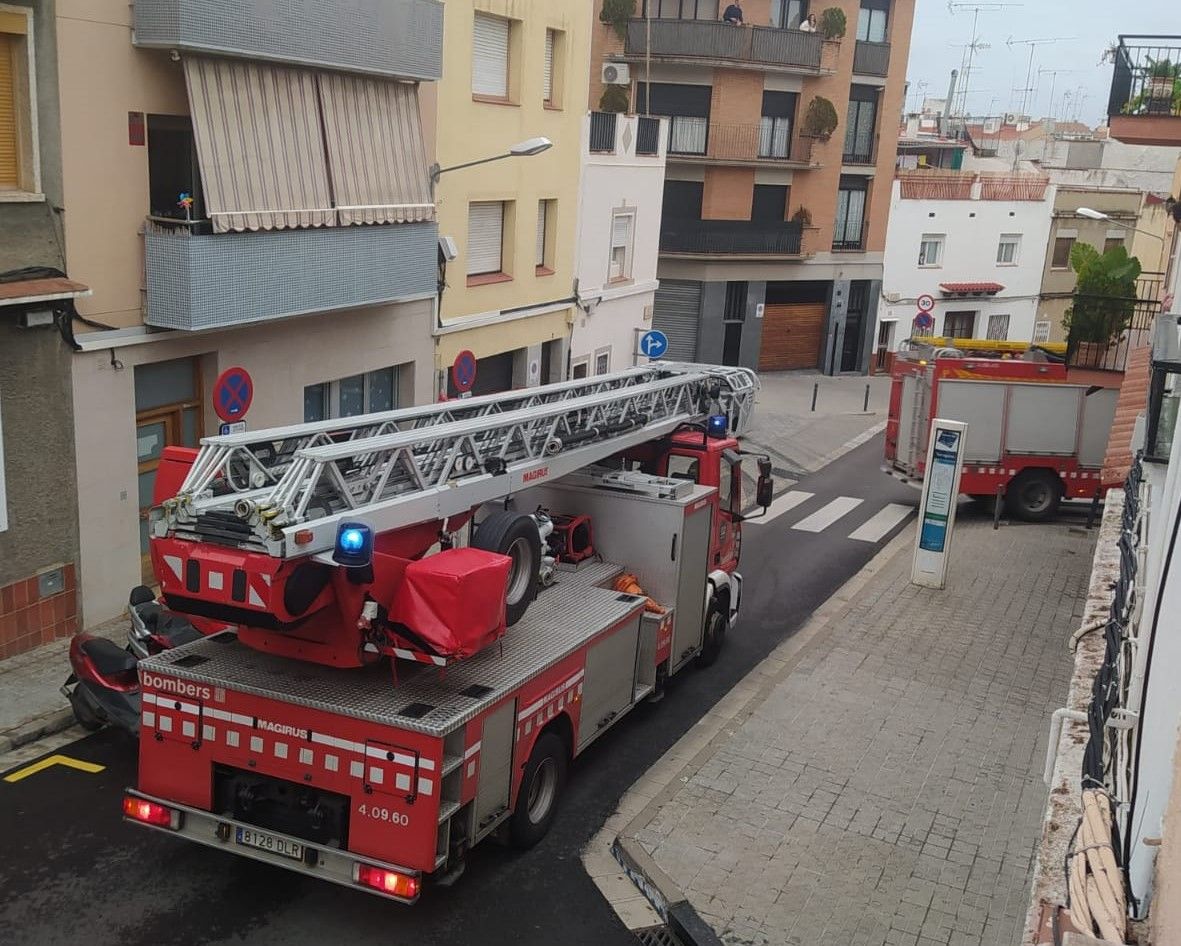 Els bombers, al lloc on s'ha esfondrat el sostre de la casa a Cerdanyola. Foto: NS / Cerdanyola Directo