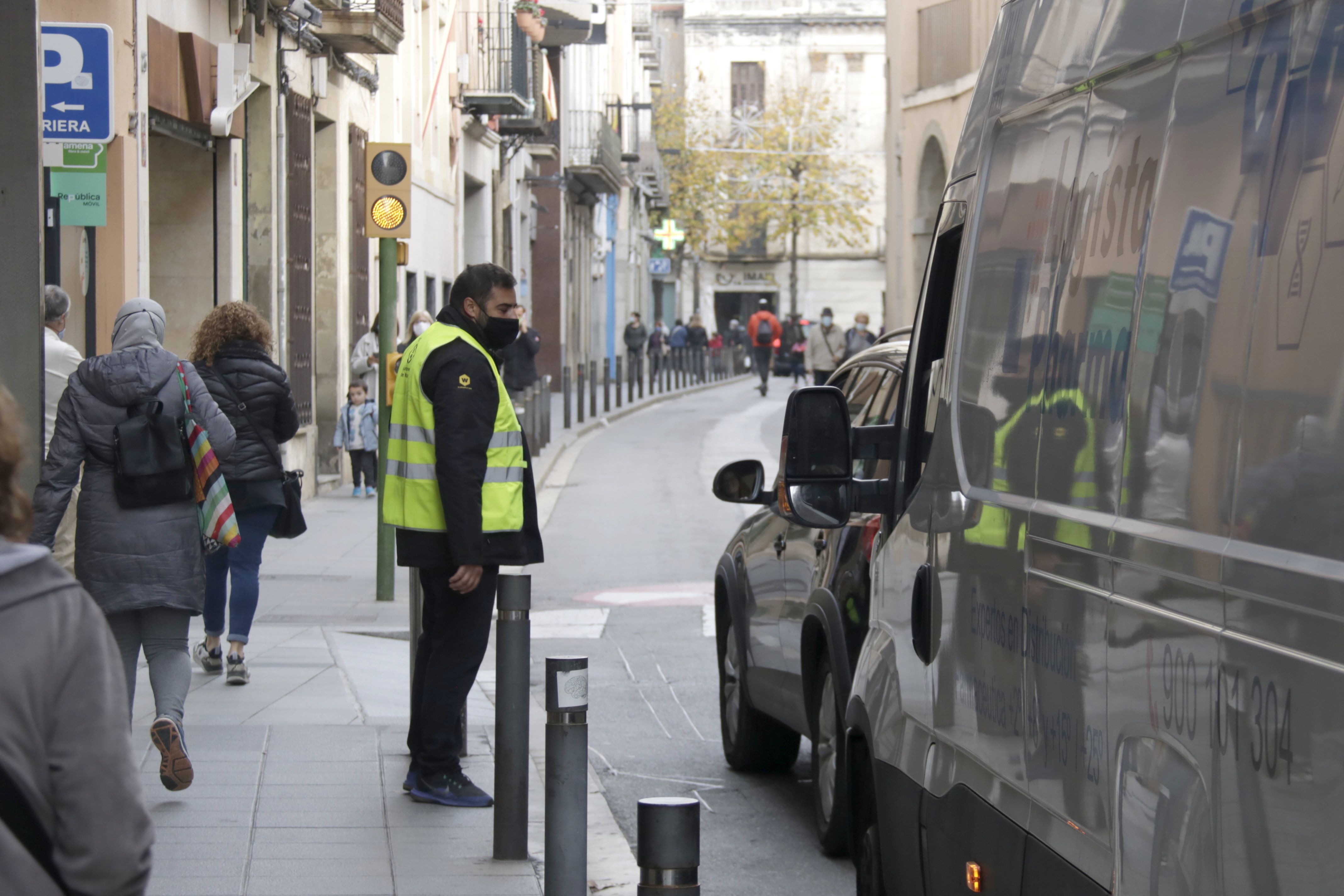 L'Ajuntament ha habilitat informadors als punts de les pilones avariades, que atribueix a la mala sort. Foto: Jordi Pujolar