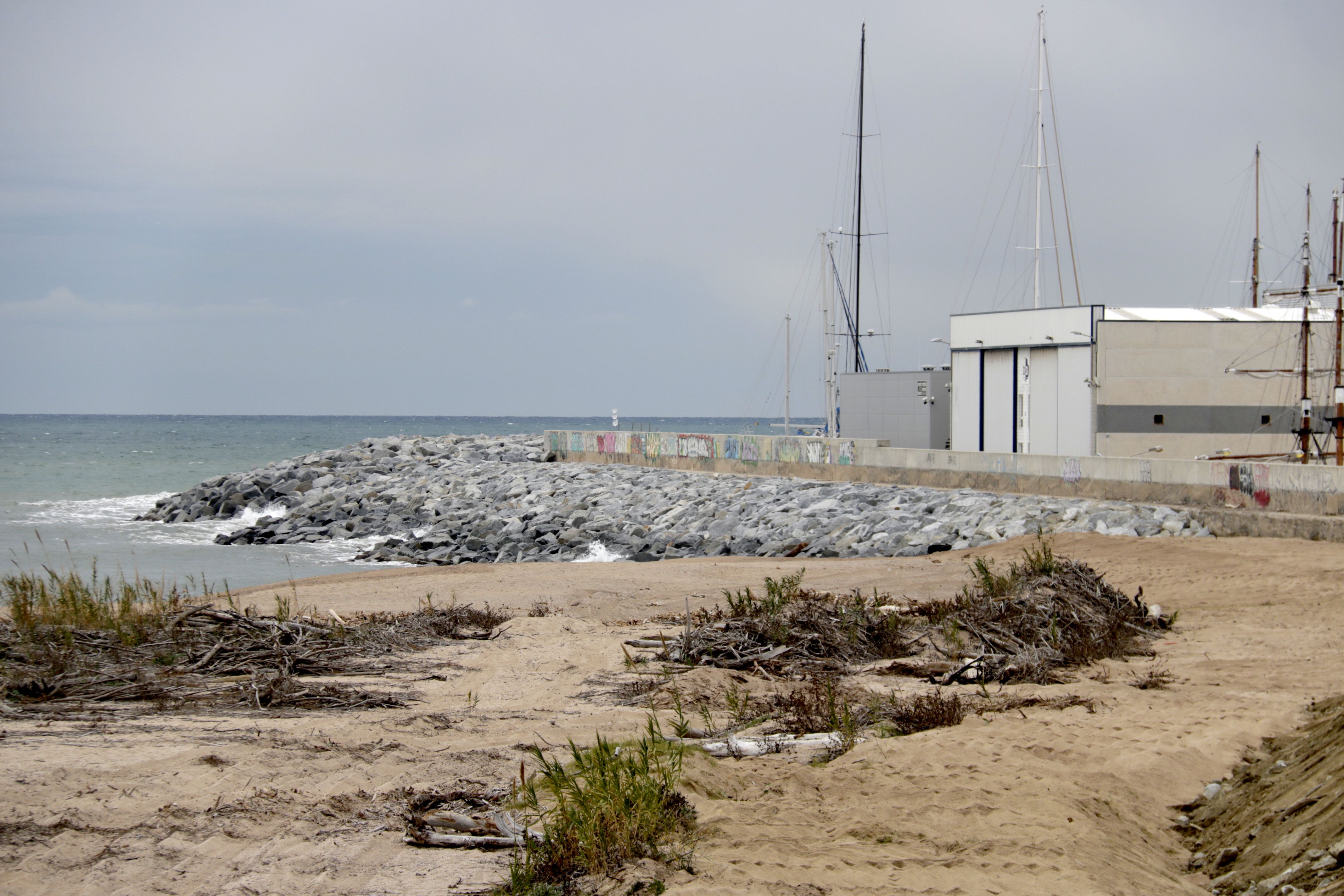 Reparan el rompeolas de Arenys de Mar malograda por Gloria