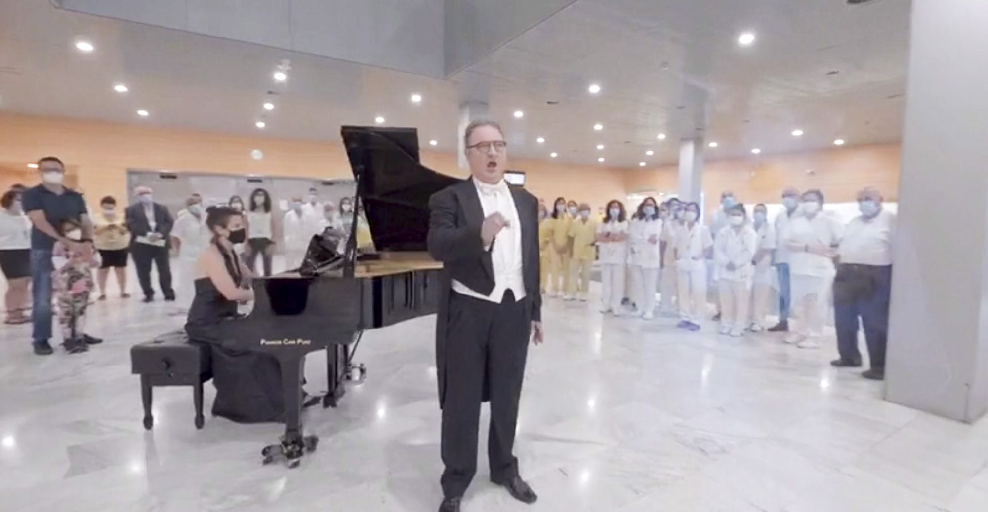Josep Fadó interpretant Nessun Dorma a l'Hospital de Mataró