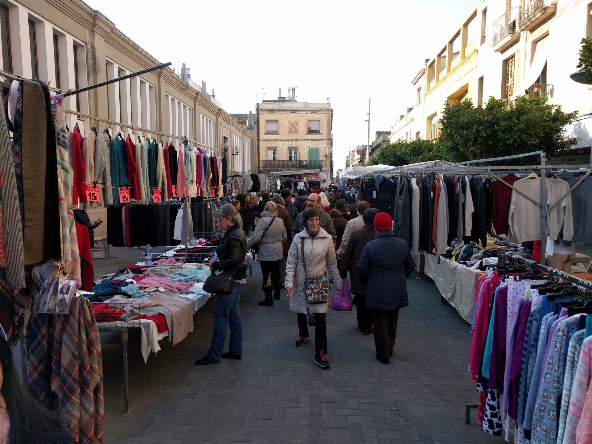 El mercado de marchantes de los jueves a plaza de Cuba, en una imagen de los tiempos pre-Covid. Foto: Ayuntamiento