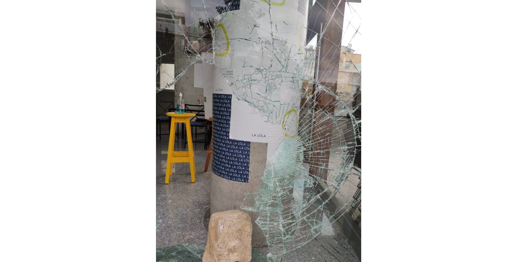 La façana del bar La Lola, a Can Xammar, destrossada pels lladres. Foto: Cedida