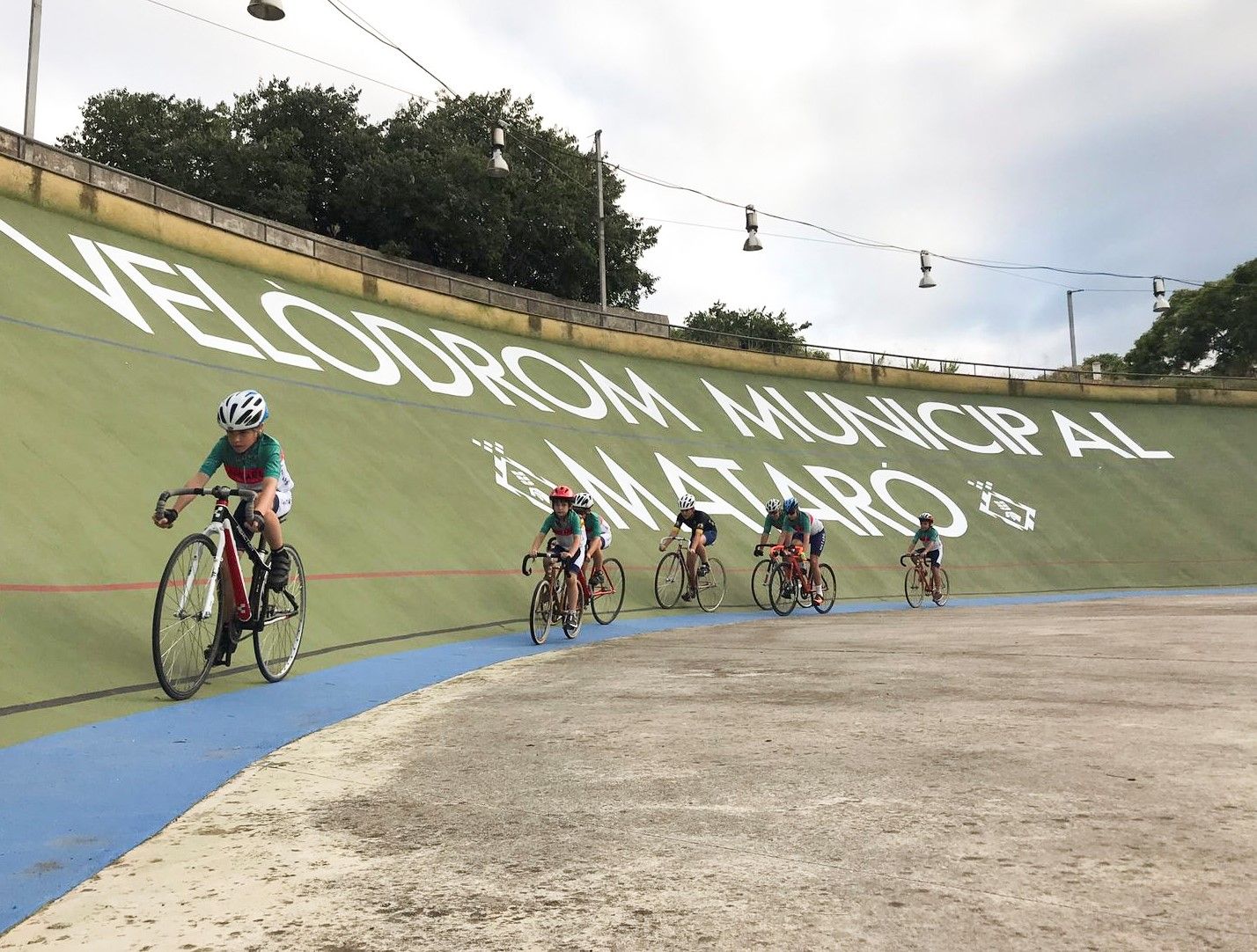 L'escola de ciclisme al Velòdrom mataroní. Foto: Esport Ciclista Mataró