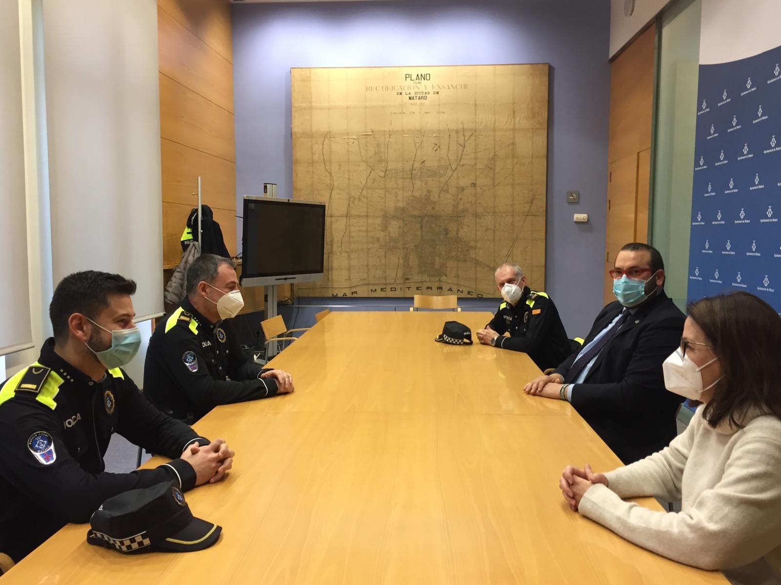 Els dos nous comandaments de la Policia Local, amb l'alcalde i la regidora de Via Pública