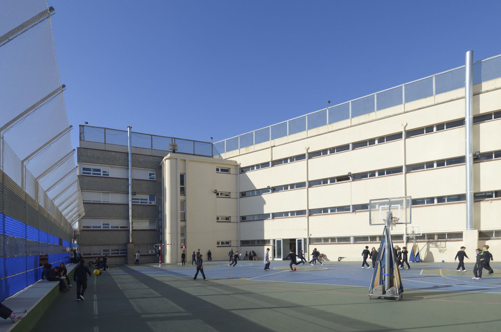 Las Escuelas Pías tiene 8 grupos confinados, pero los 81 restantes siguen dando clase presencial (imagen de archivo pre-pandemia). Foto: R.Gallofré