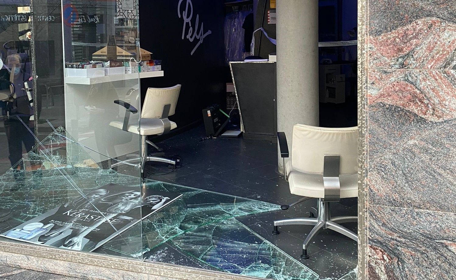 El escaparate de Pelos, destrozado por los ladrones que  han robado. Foto: cedida
