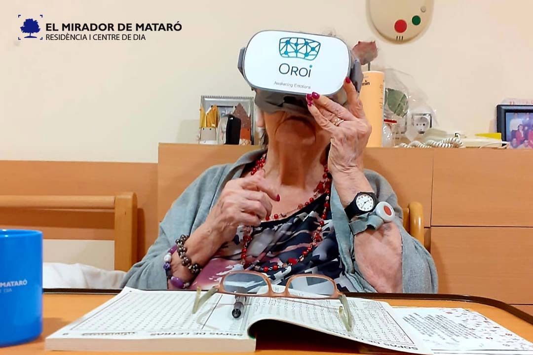 Una resident del Mirador utilitzant el sistema de realitat virtual