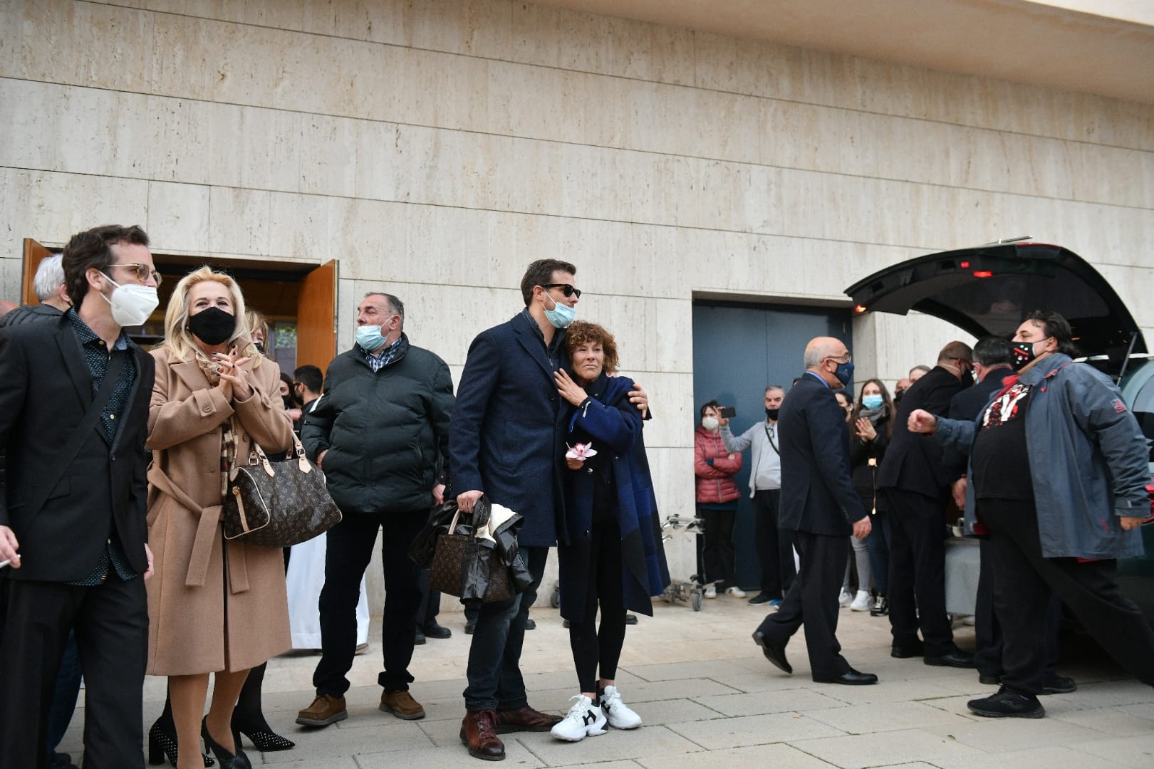 La madre y el hermano de Àlex Casademunt, durante el funeral. R. G.