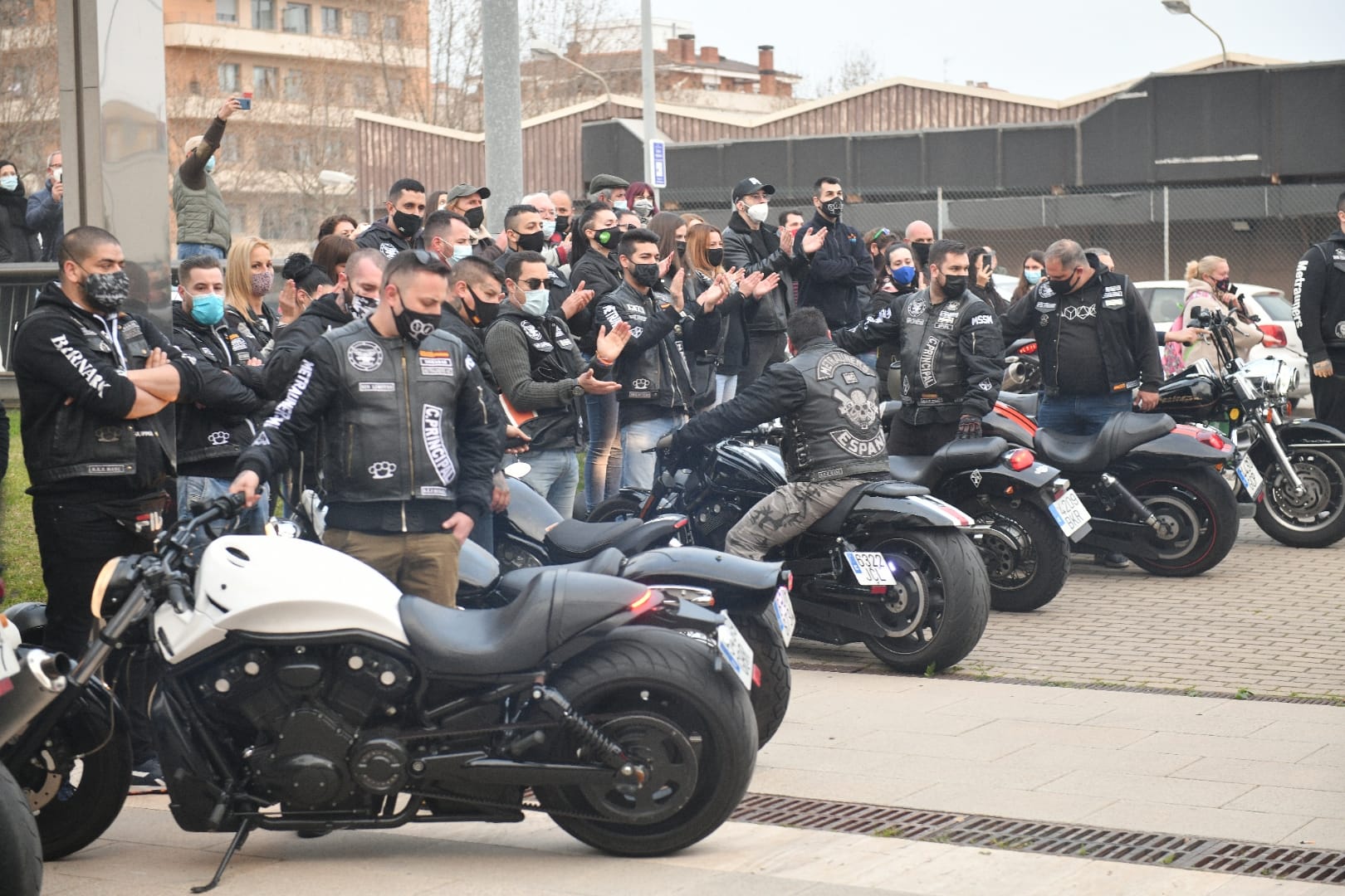 Els Metrauners, un grup de 'moteros' amics de Casademunt, han assistit al funeral. Foto: R. G. Els Metrauners, un grup de 'moteros' amics de Casademunt, han assistit al funeral. Foto: R. G.
