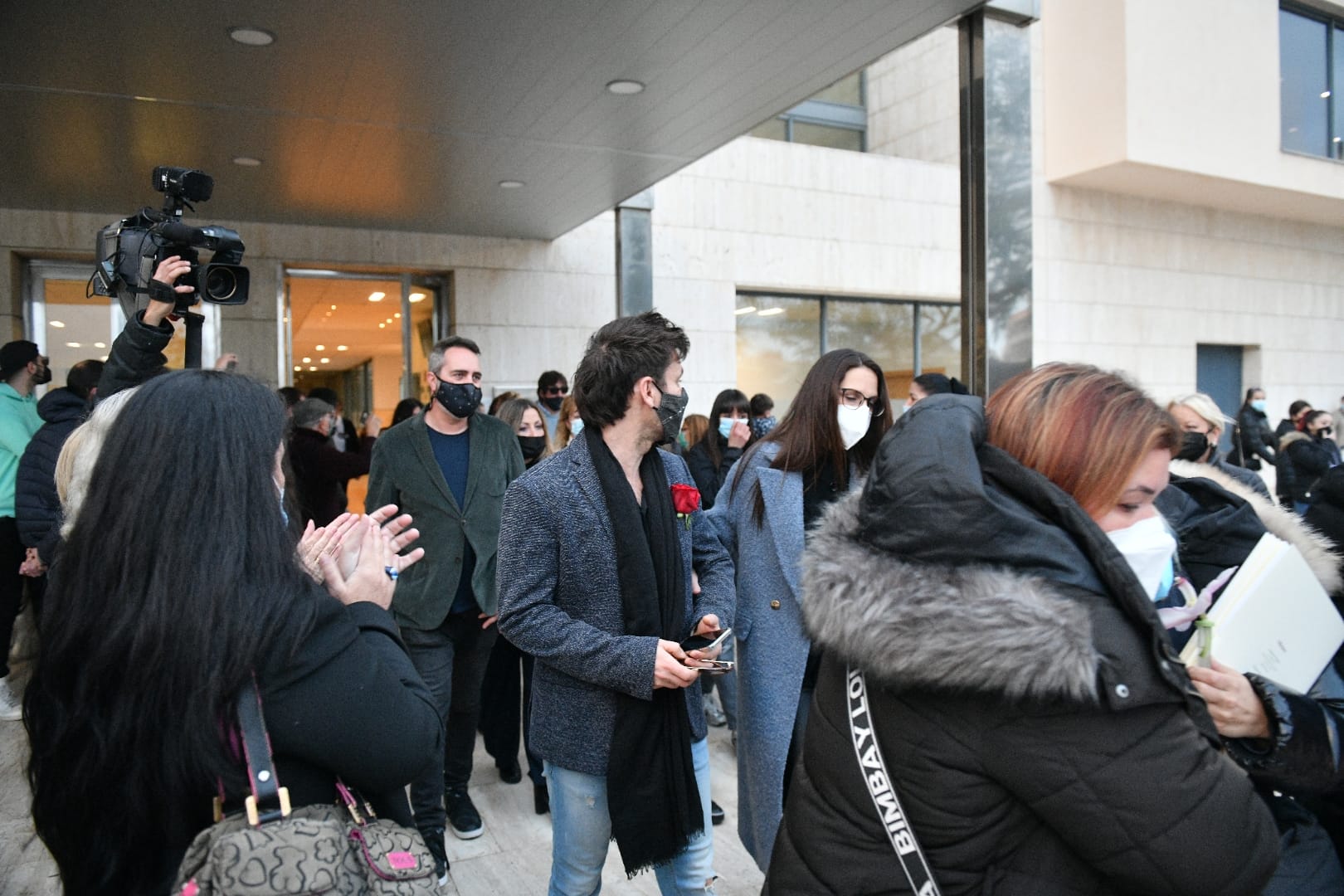 Javián, Nuria Fergó y, en darrer terme, Verónica Romero, sortint de la cerimònia. Foto: R. G. Javián, Nuria Fergó y, en darrer terme, Verónica Romero, sortint de la cerimònia. Foto: R. G.