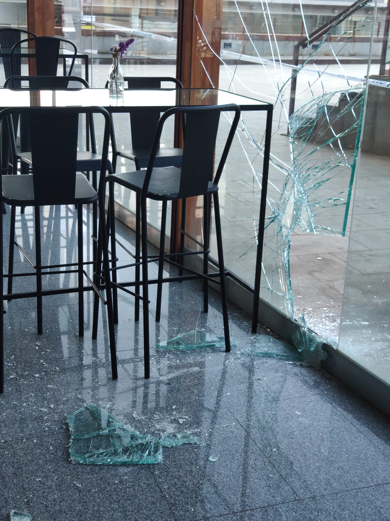 El escaparate del bar Lola de Can Xammar, destrozado por los ladrones. Foto: Cedida