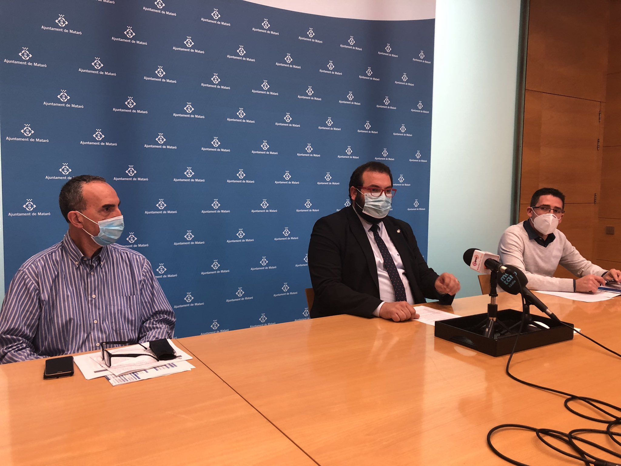 El remanente que el Ayuntamiento invertirá se presentó con la alineación al completo: Jerez, Boto y Morales. Foto: @matarocat