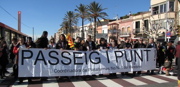 Un momento de la marcha reivindicativa para hacer cívica la N-II en el Maresme, este domingo en Premià de Mar.