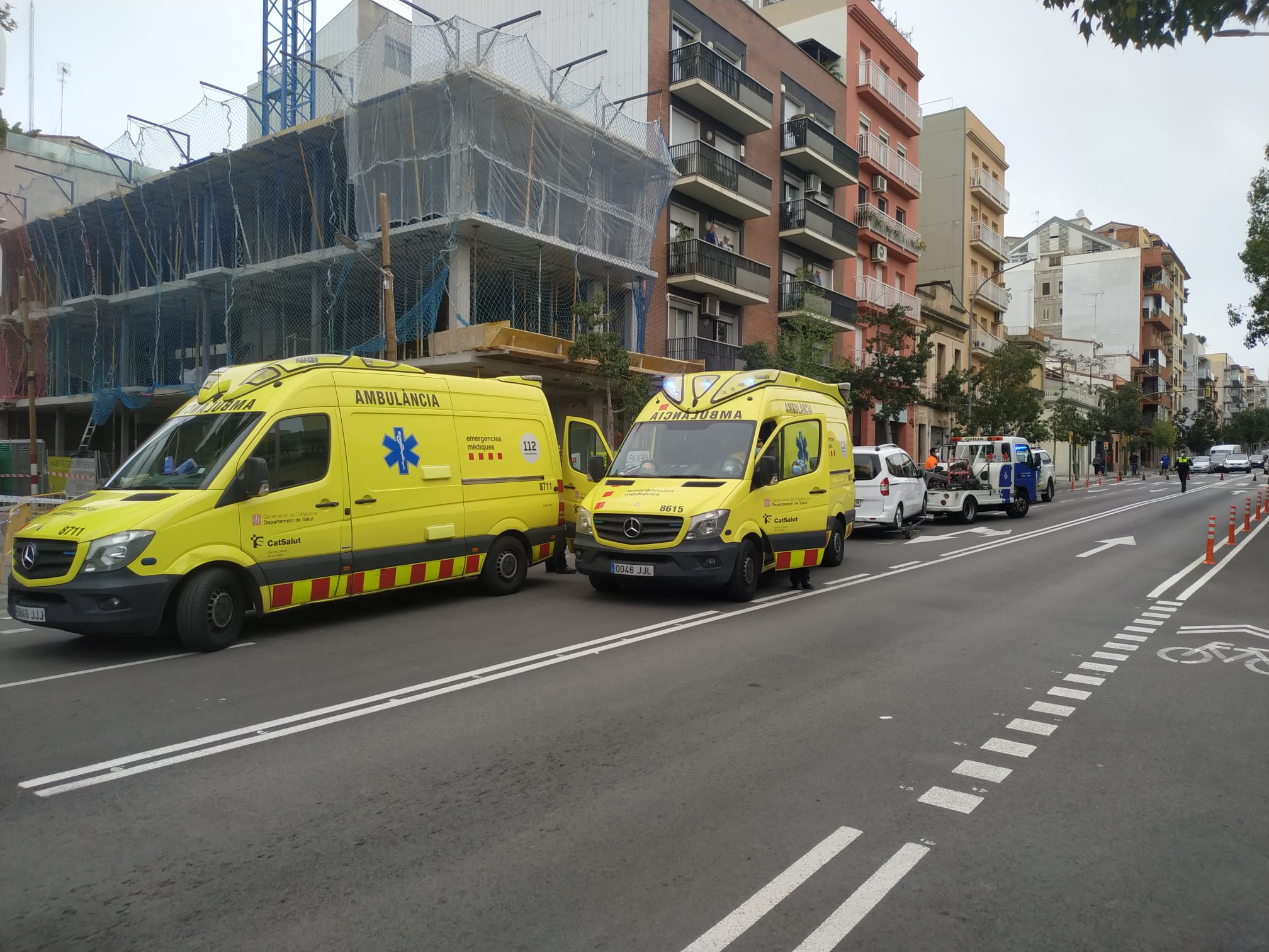 Los servicios retirando el vehículo de la víctima.