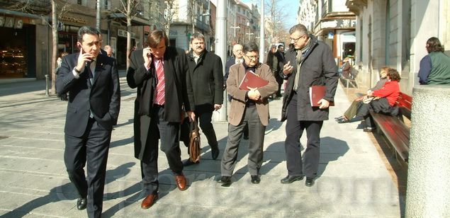 Alguns dels alcades sortint de la reunió
