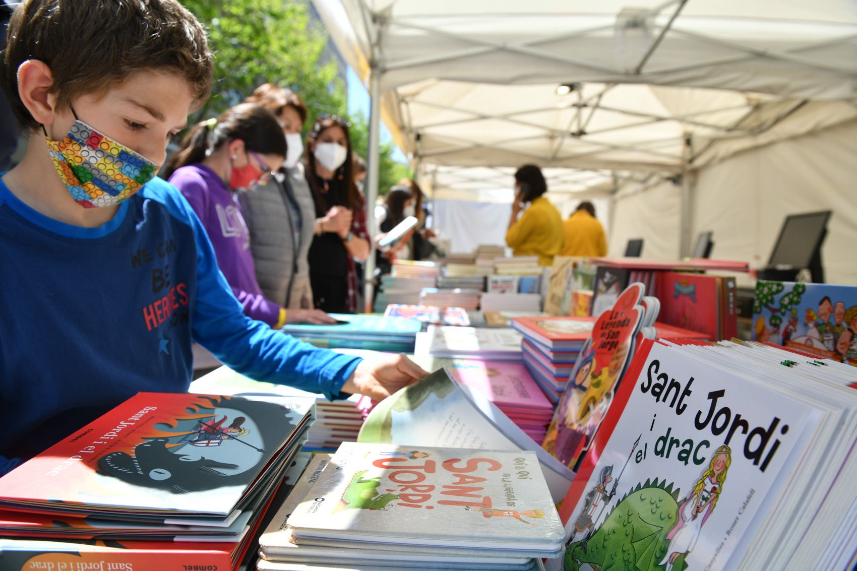 Mataró demana dur mascareta per Sant Jordi “per sentit comú”1. Foto: R.Gallofré Mataró demana dur mascareta per Sant Jordi “per sentit comú”1. Foto: R.Gallofré