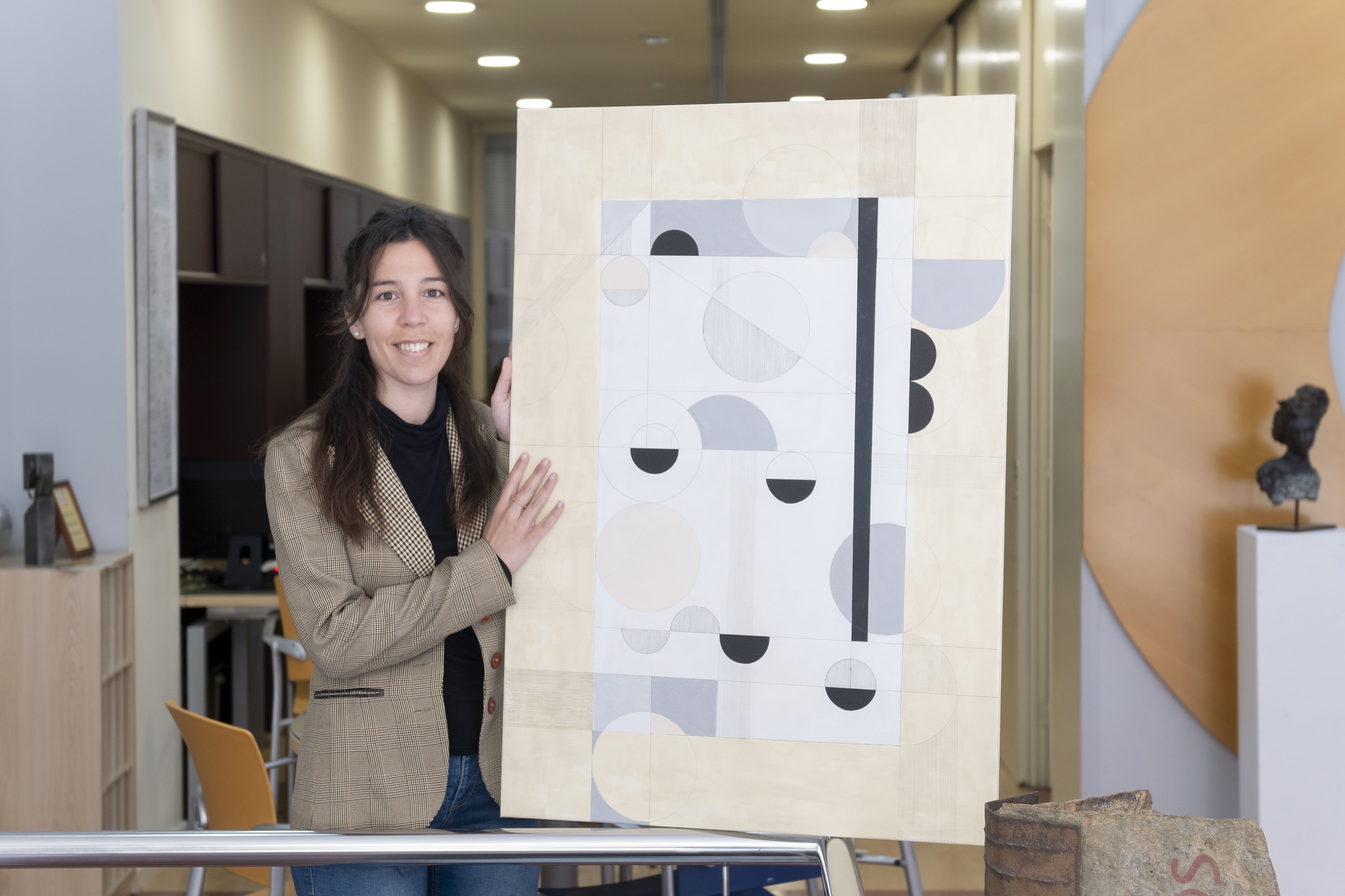 Alexandra Chaves con una de las obras de la muestra